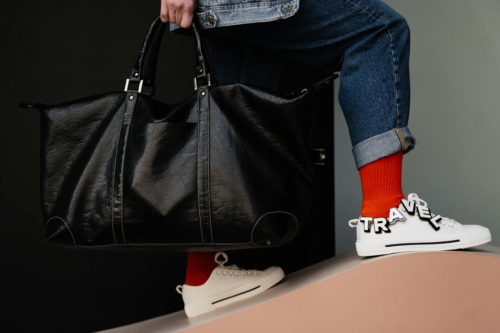Bolsa de viaje de cuero con zapatillas comodas, combinacion ideal para escapada corta