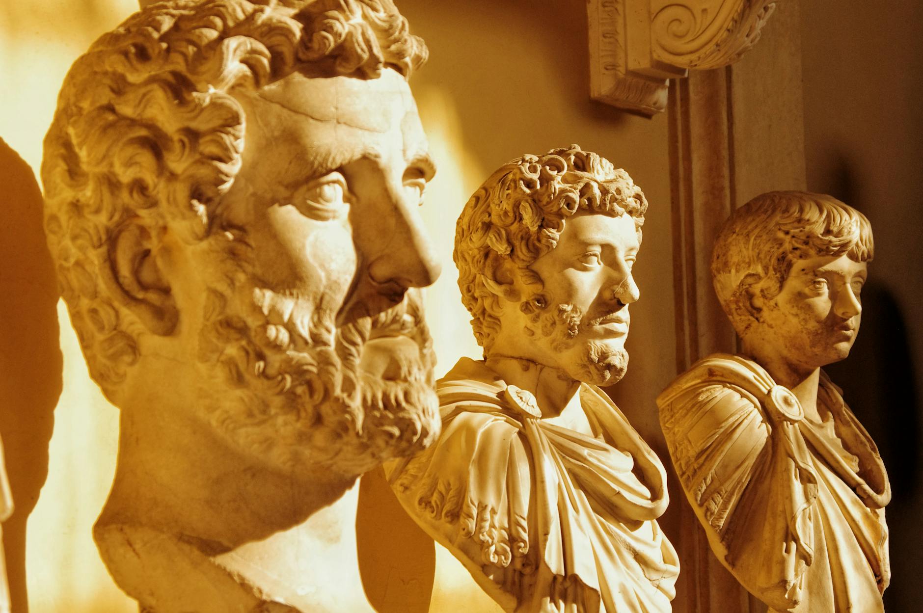 Esculturas romanas de marmol expuestas en un museo de Roma