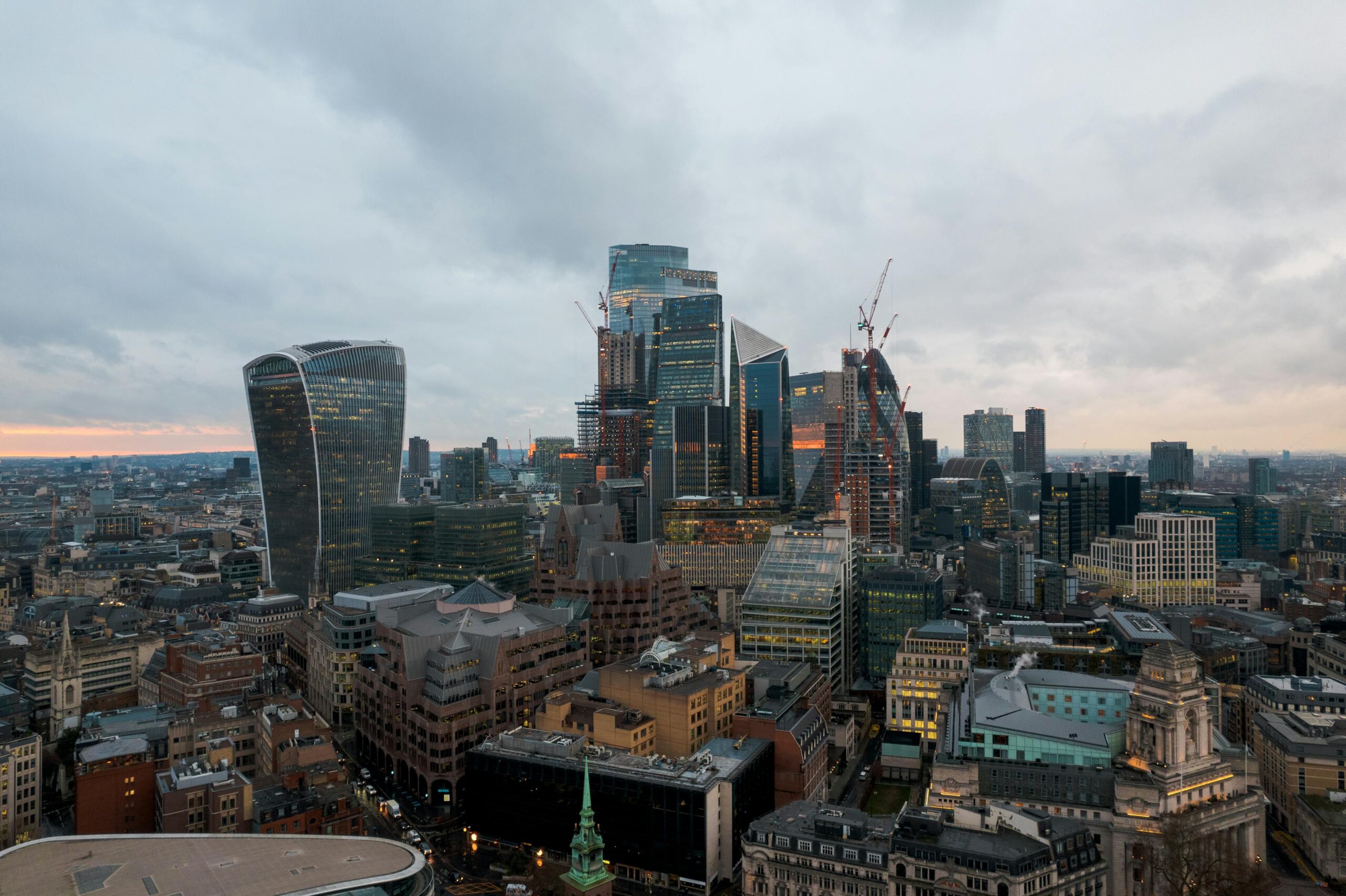 Skyline de Londres al atardecer con rascacielos modernos