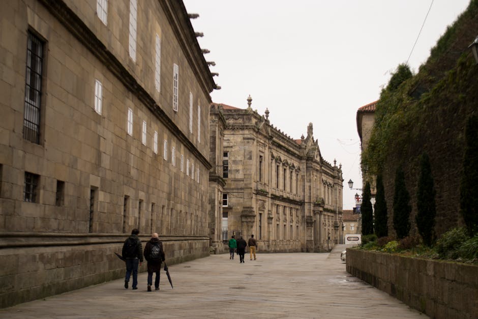 Peregrinos caminando por una calle historica de Santiago de Compostela