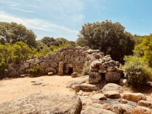 Nuraghe de piedra en Cerdeña rodeado de naturaleza, vestigios de la civilización nurágica