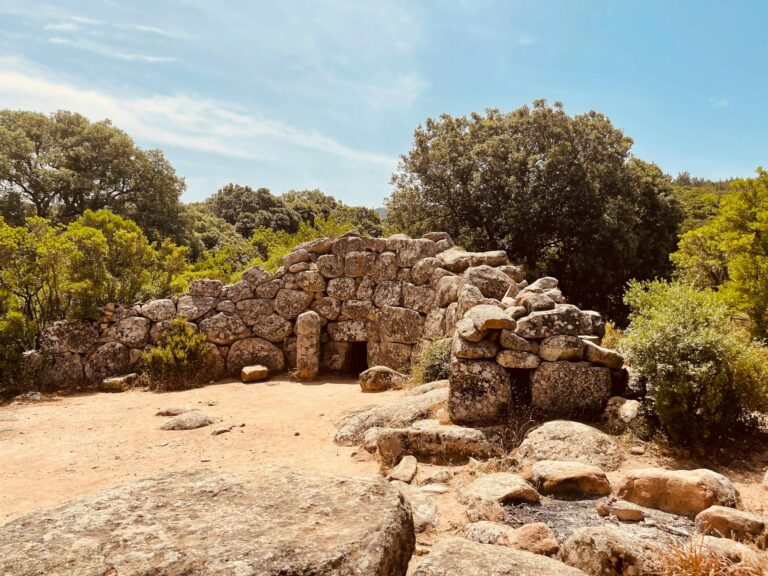 Nuraghe de piedra en Cerdeña rodeado de naturaleza, vestigios de la civilización nurágica