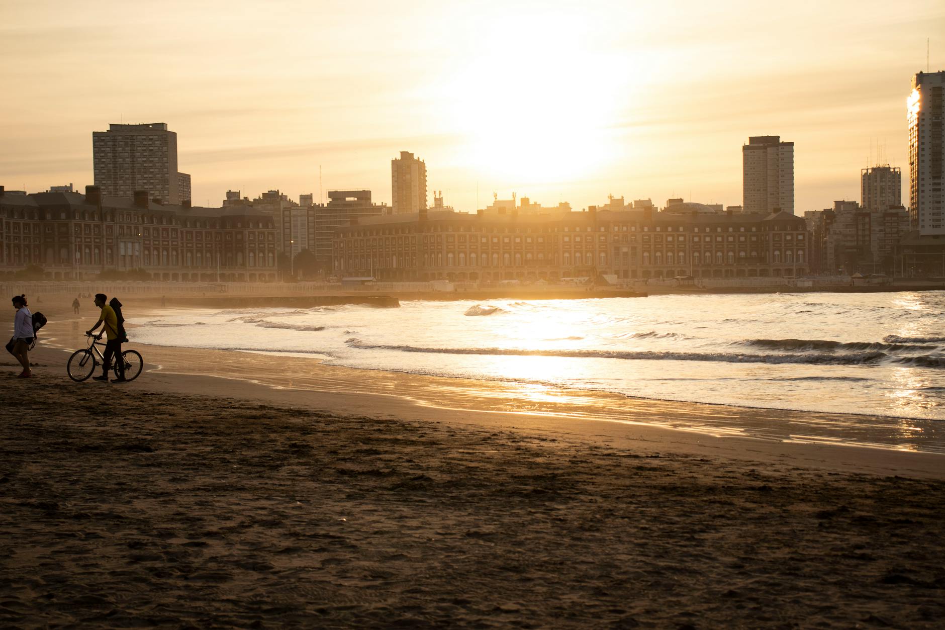 Atardecer sobre la playa de Mar del Plata con el skyline de la ciudad