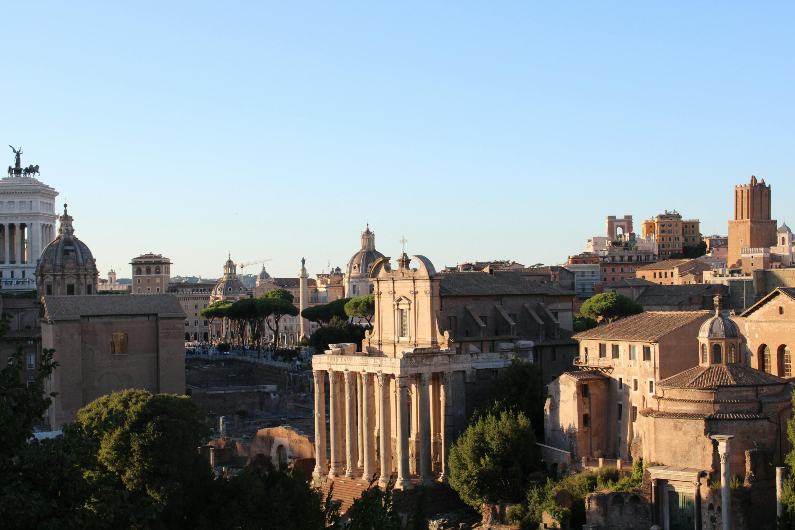 Vista de Roma al amanecer con arquitectura historica iluminada