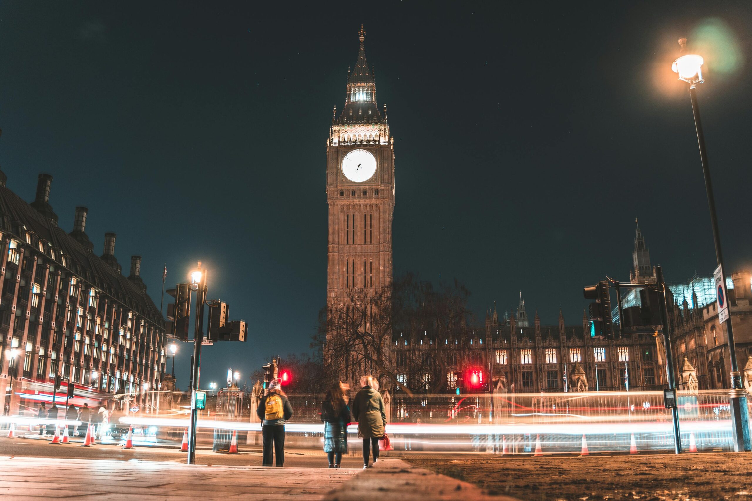 Big Ben y el Palacio de Westminster iluminados de noche