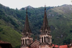 Catedral de Oviedo con las colinas verdes de Asturias al fondo