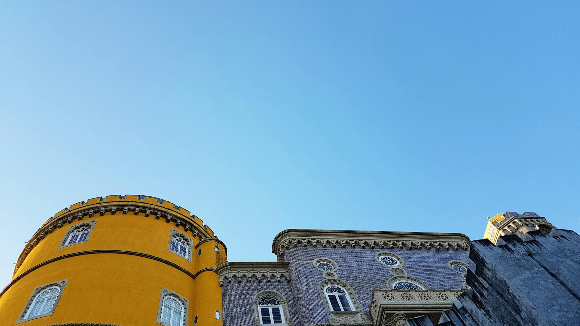 Palacio da Pena de Sintra con fachada amarilla y roja bajo el cielo azul