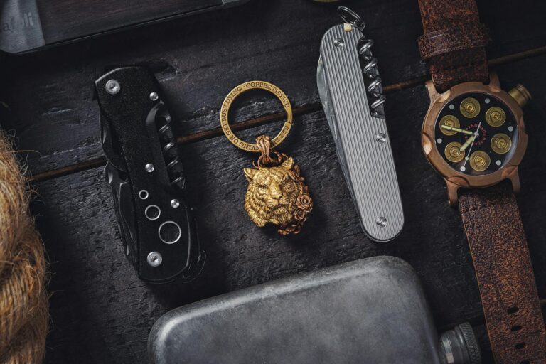 Accesorios de viaje: navaja suiza, reloj y llave sobre fondo vintage