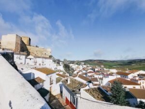 Vista panorámica de pueblo español con casas blancas y castillo histórico en Andalucía, similar a Belmez (Córdoba)