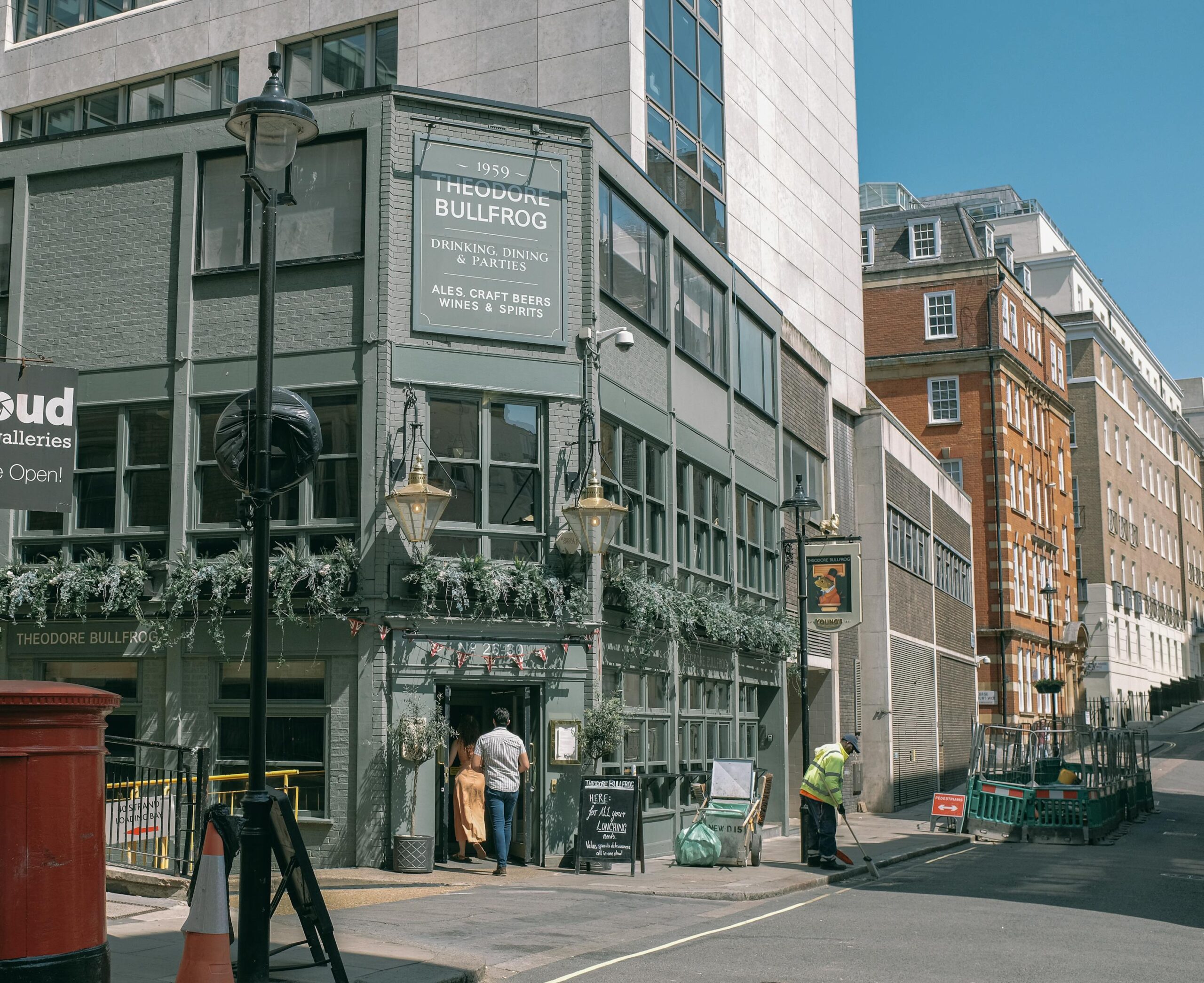 Pub londinense con gente en la calle tomando una cerveza