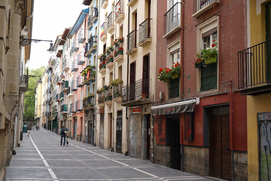 Calle colorida de Pamplona con fachadas historicas en el Camino Frances
