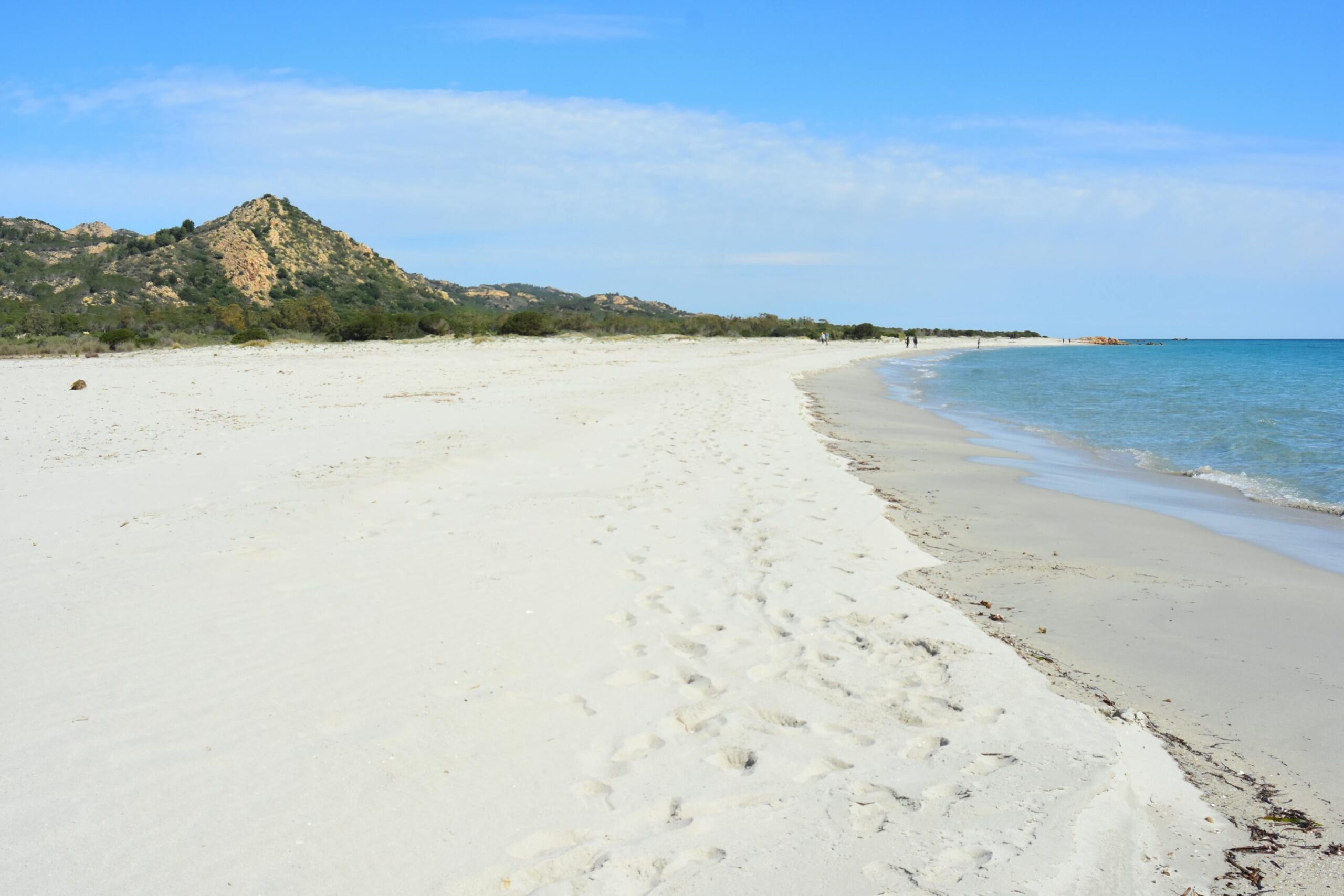 Playa de arena blanca y aguas turquesas en el sur de Cerdeña