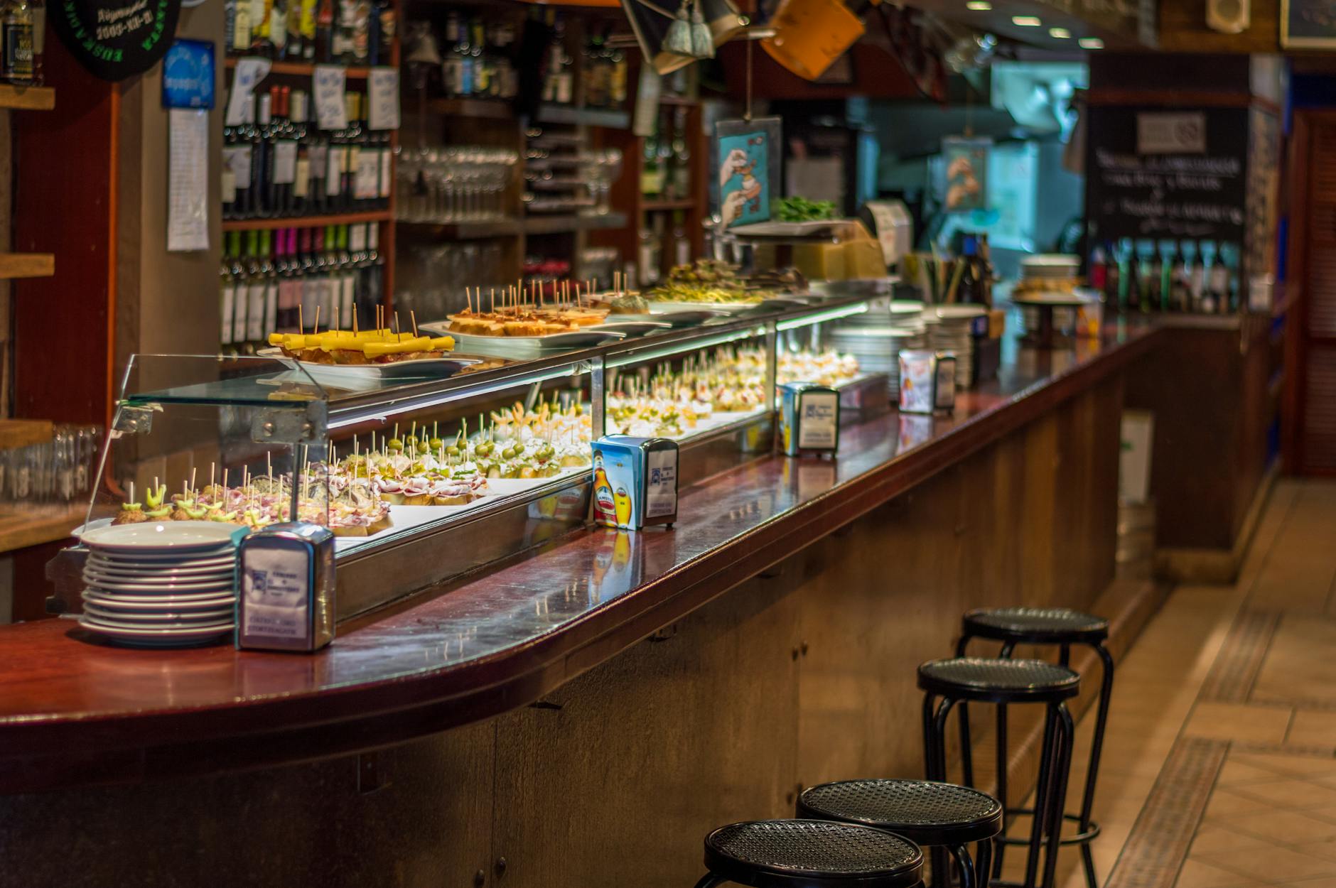 Barra de bar de tapas y pinchos en España, ambiente del barrio húmedo de León