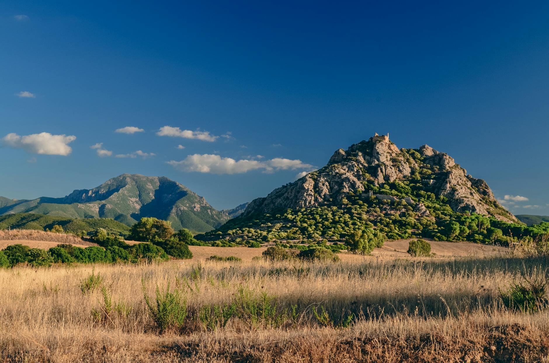 Paisaje montañoso del interior de Cerdeña con cielo despejado