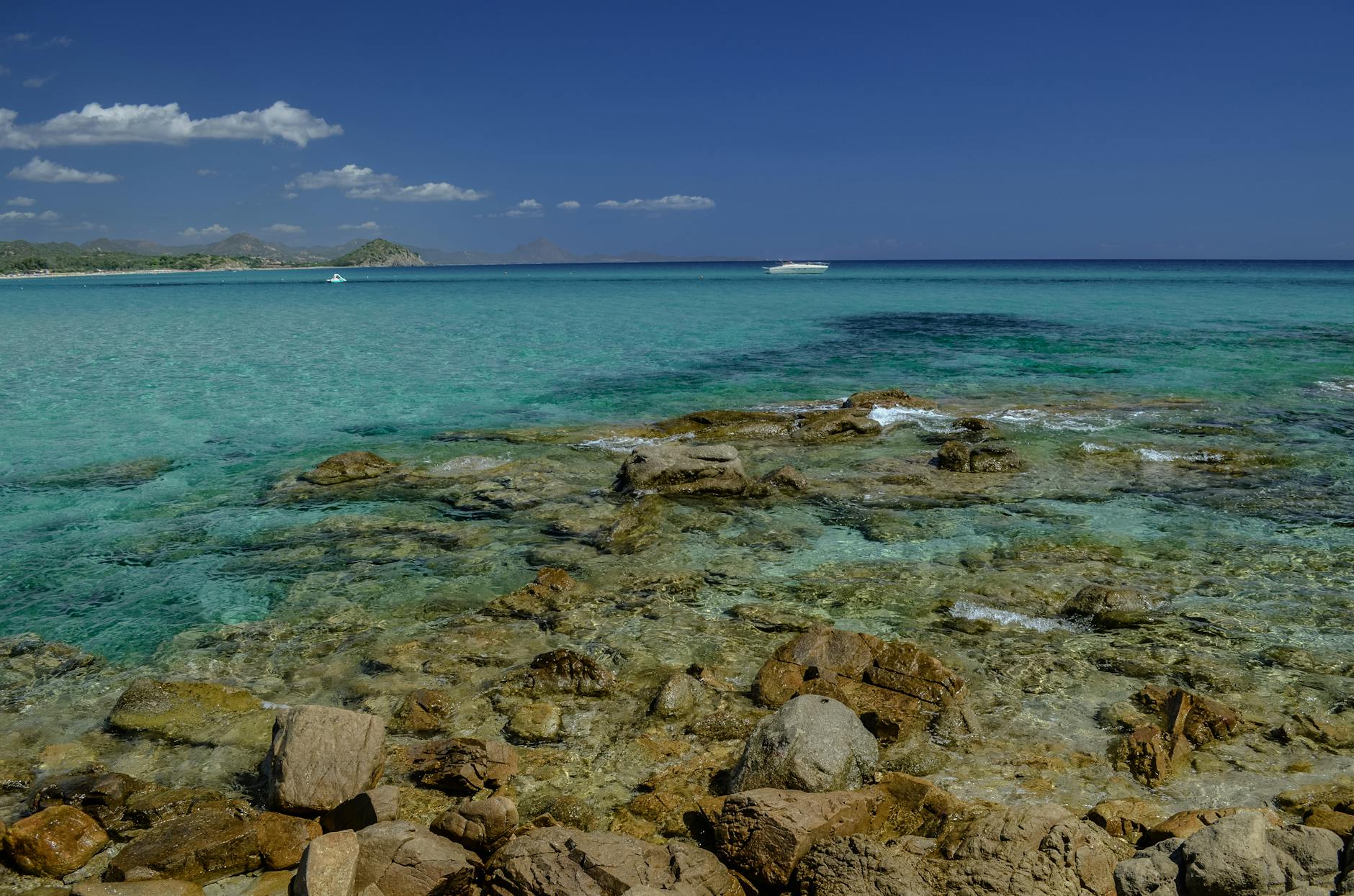 Cerdeña (Sardegna) en 2026: guía honesta de la isla más virgen del Mediterráneo 4 Costa rocosa de Cerdeña con aguas cristalinas turquesas bajo cielo azul
