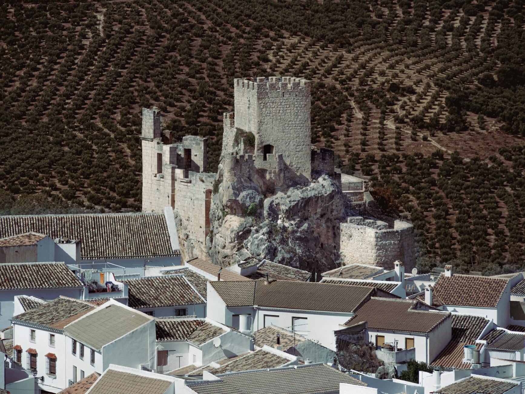 Vista aérea de castillo medieval en Córdoba, ejemplo de las fortalezas medievales de la provincia
