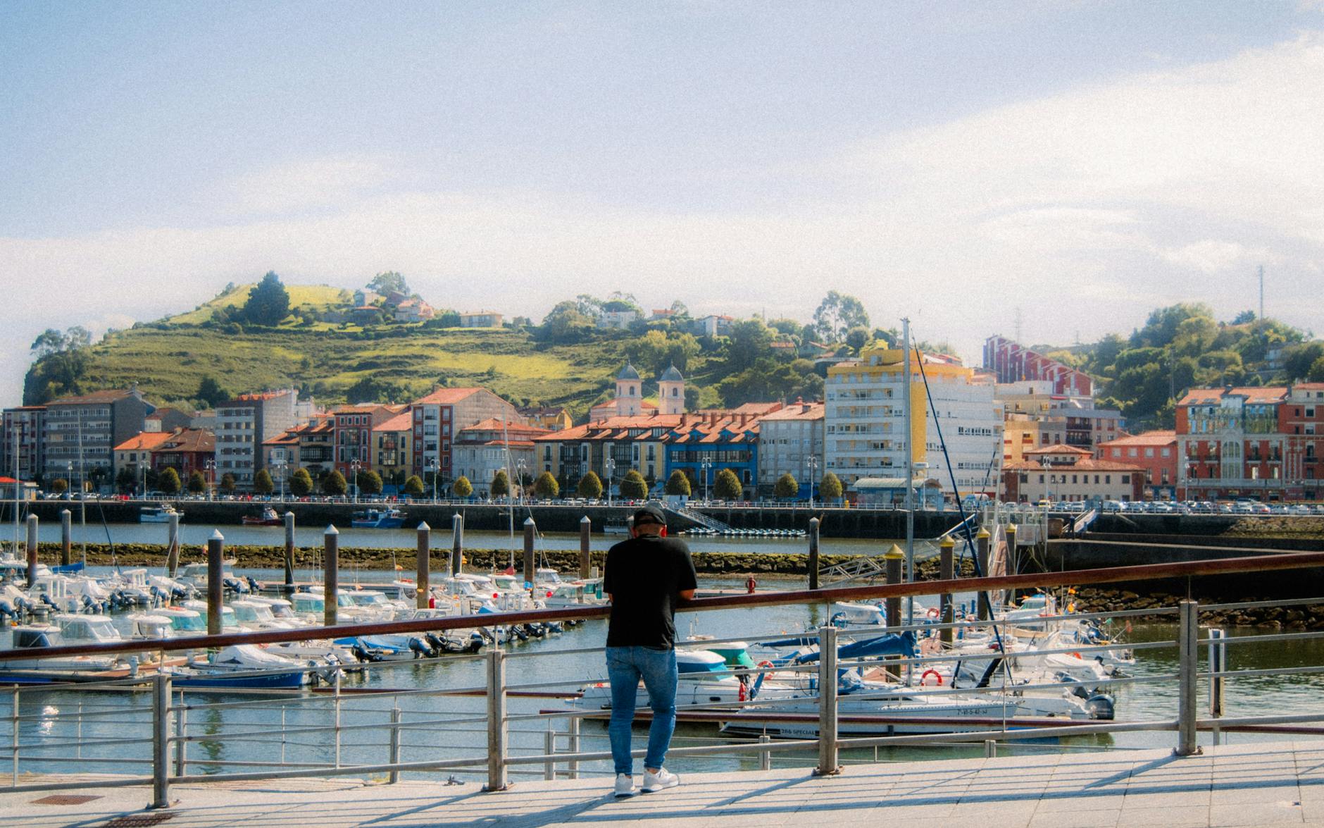 Puerto deportivo de Gijon con la ciudad de Asturias al fondo