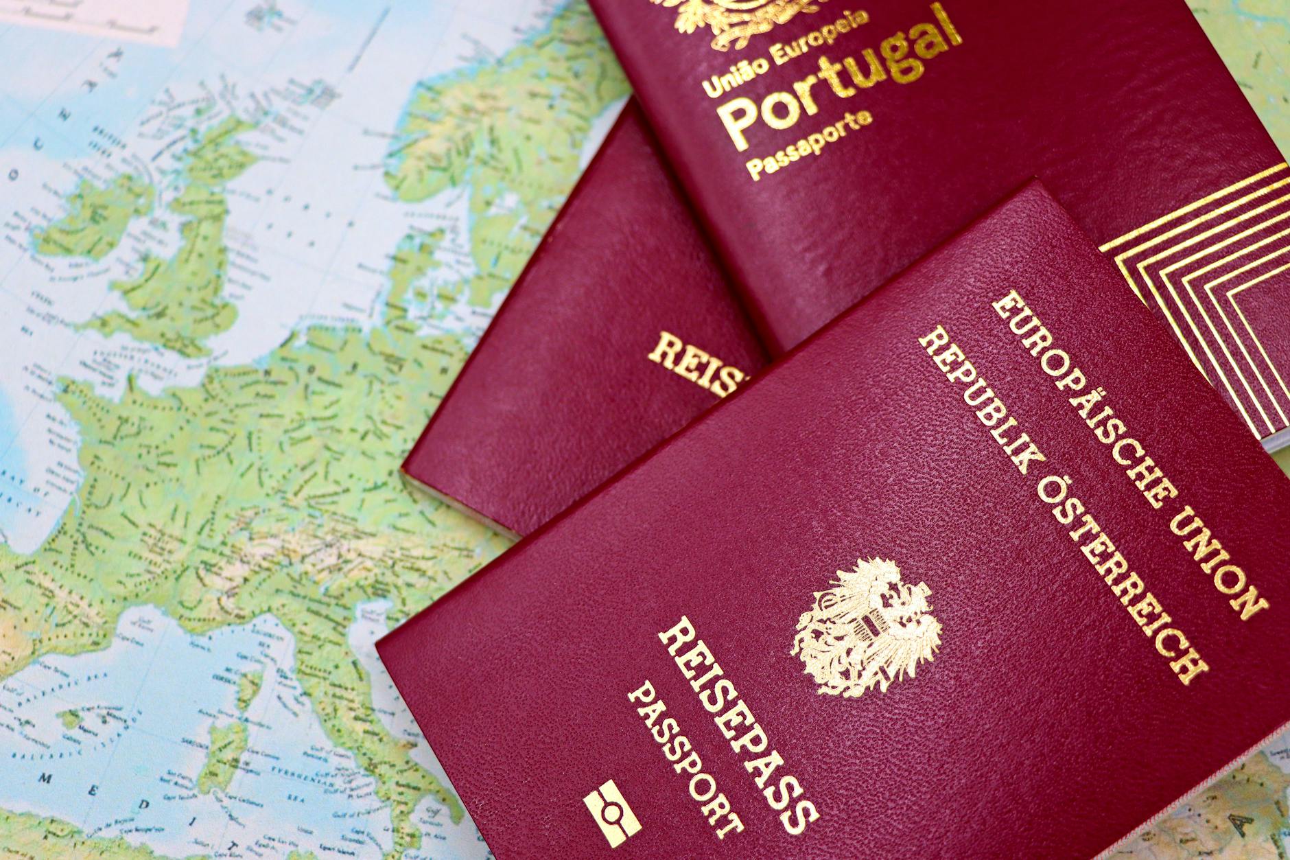 Pasaportes europeos sobre un mapa del mundo listos para un viaje por la Union Europea
