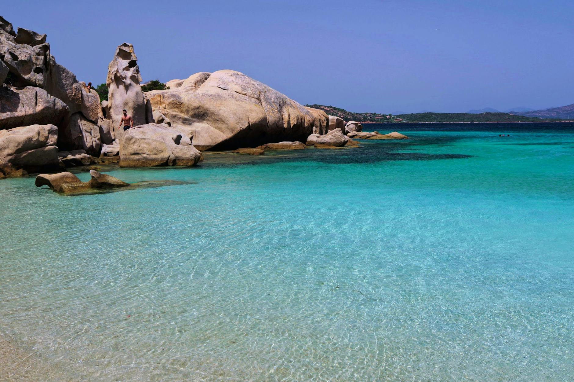 Cerdeña (Sardegna) en 2026: guía honesta de la isla más virgen del Mediterráneo 6 Formaciones rocosas y aguas turquesas en una cala virgen de Cerdeña