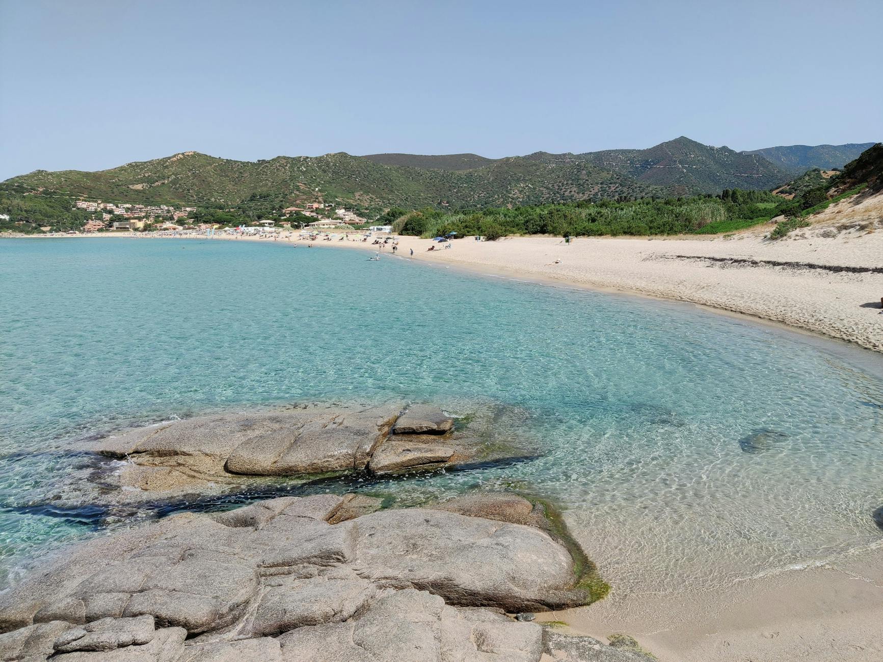 Cala de Villasimius con agua cristalina y turquesa