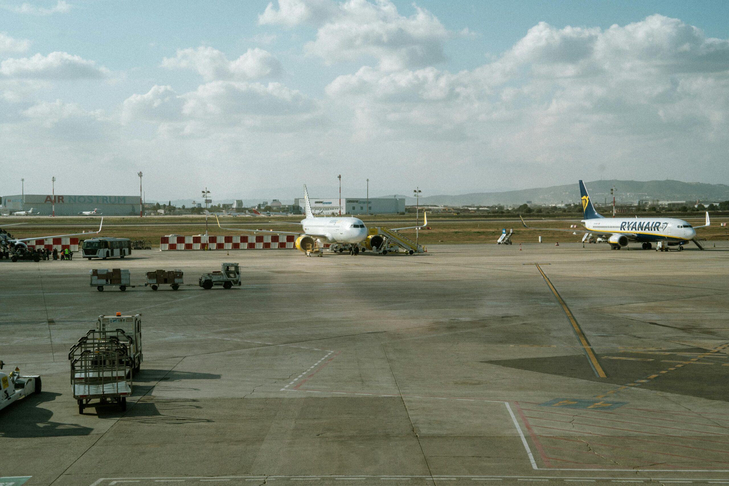 Aviones Ryanair en pista antes de despegar con cielo nublado
