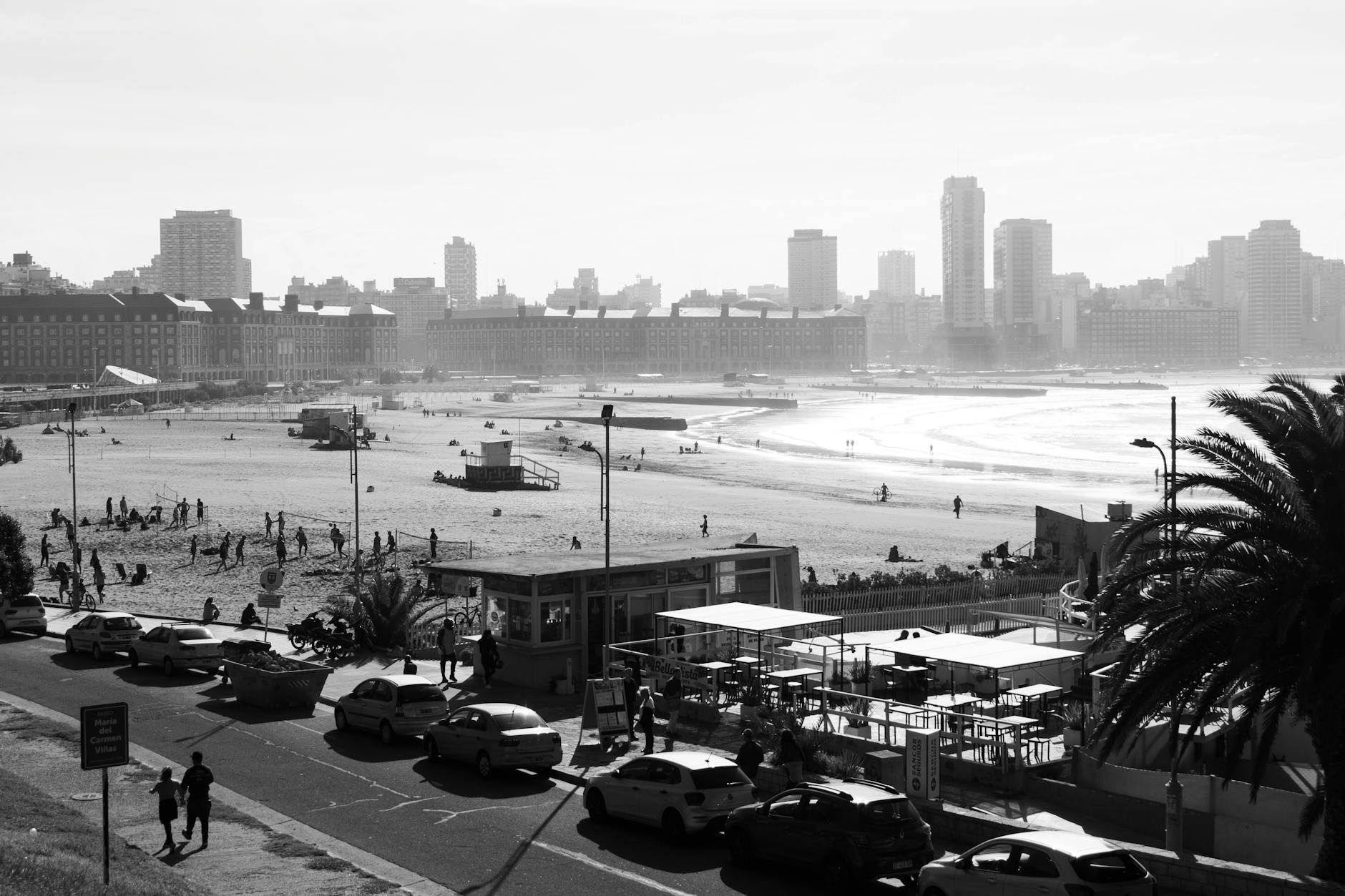 Día soleado en la playa de Mar del Plata con el skyline al fondo