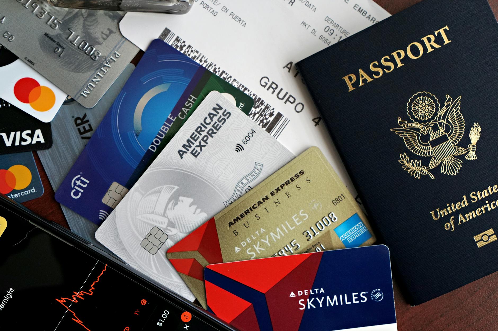 Pasaporte, tarjetas de credito y tarjeta de embarque preparados para un viaje internacional
