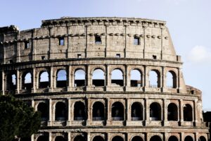 Vista diurna del Coliseo de Roma, simbolo de la ciudad eterna