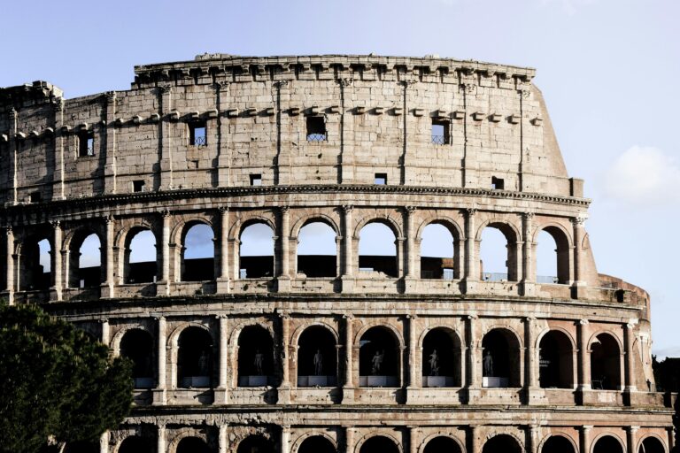 Vista diurna del Coliseo de Roma, simbolo de la ciudad eterna
