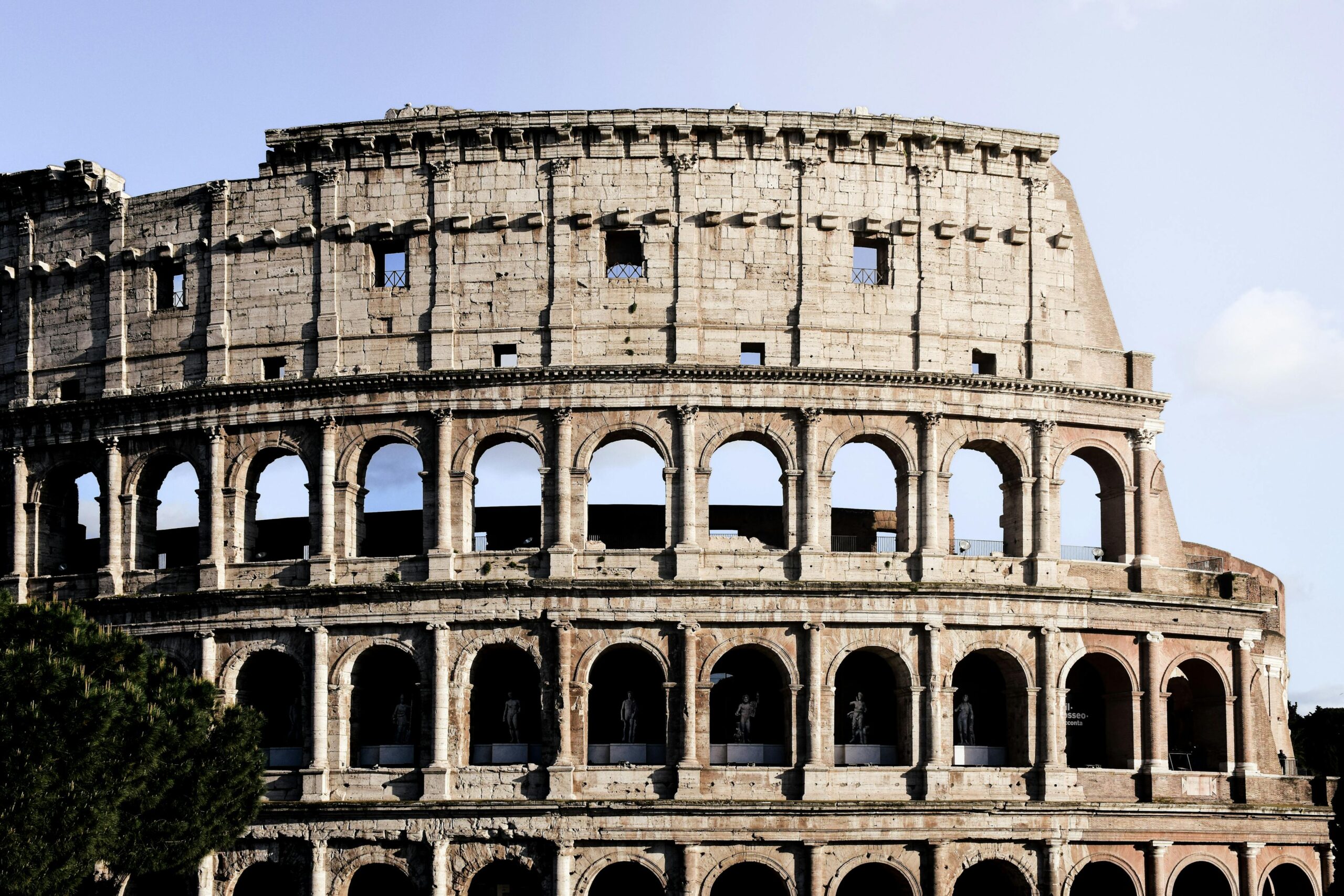 Vista diurna del Coliseo de Roma, simbolo de la ciudad eterna