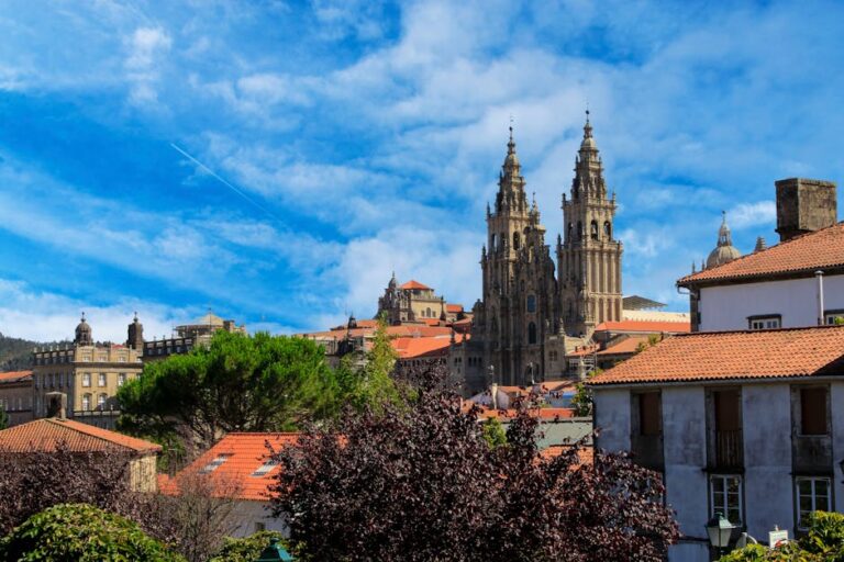 Catedral de Santiago de Compostela bajo un cielo azul al final del Camino Frances