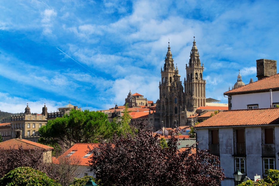Catedral de Santiago de Compostela bajo un cielo azul al final del Camino Frances