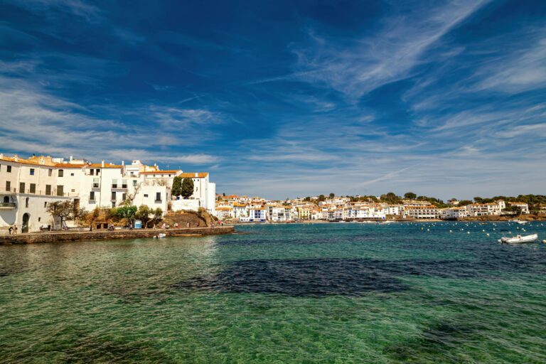 Vista de Cadaques en Cataluna con cielo azul y mar brillante en la Costa Brava