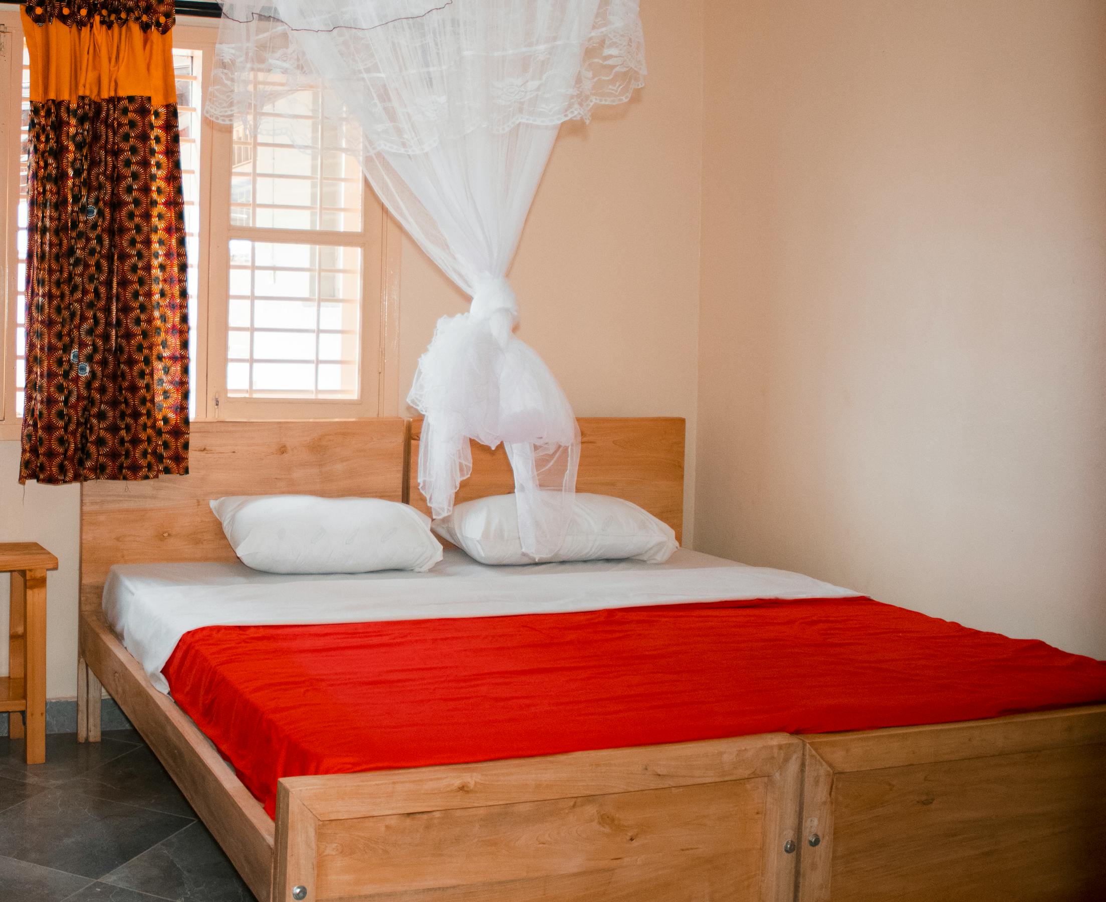 Cama con mosquitera en hotel para protegerse del mosquito tigre
