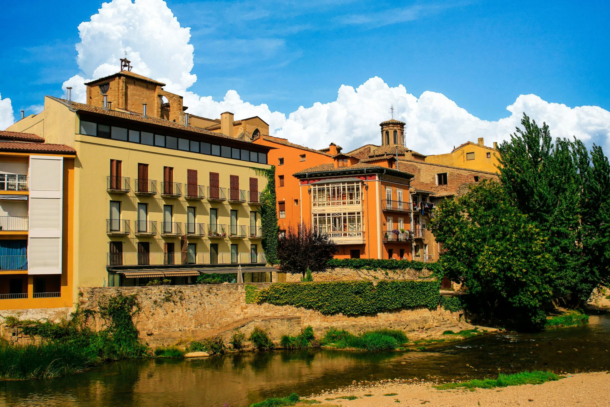Edificios historicos junto al rio en Estella, Navarra, ambiente tipico de pueblo del Camino