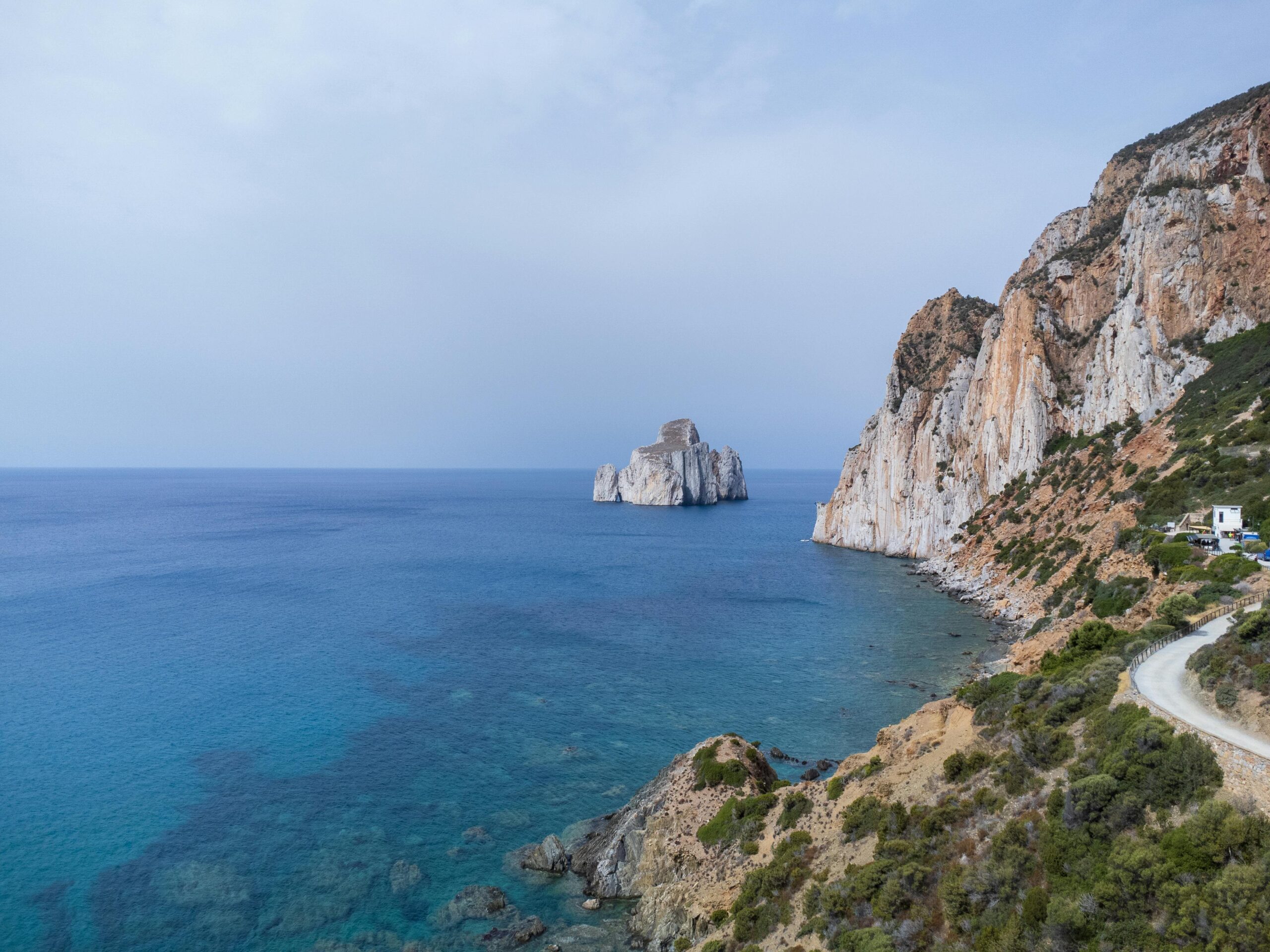 Paisaje costero del sur de Cerdeña con acantilados y mar azul