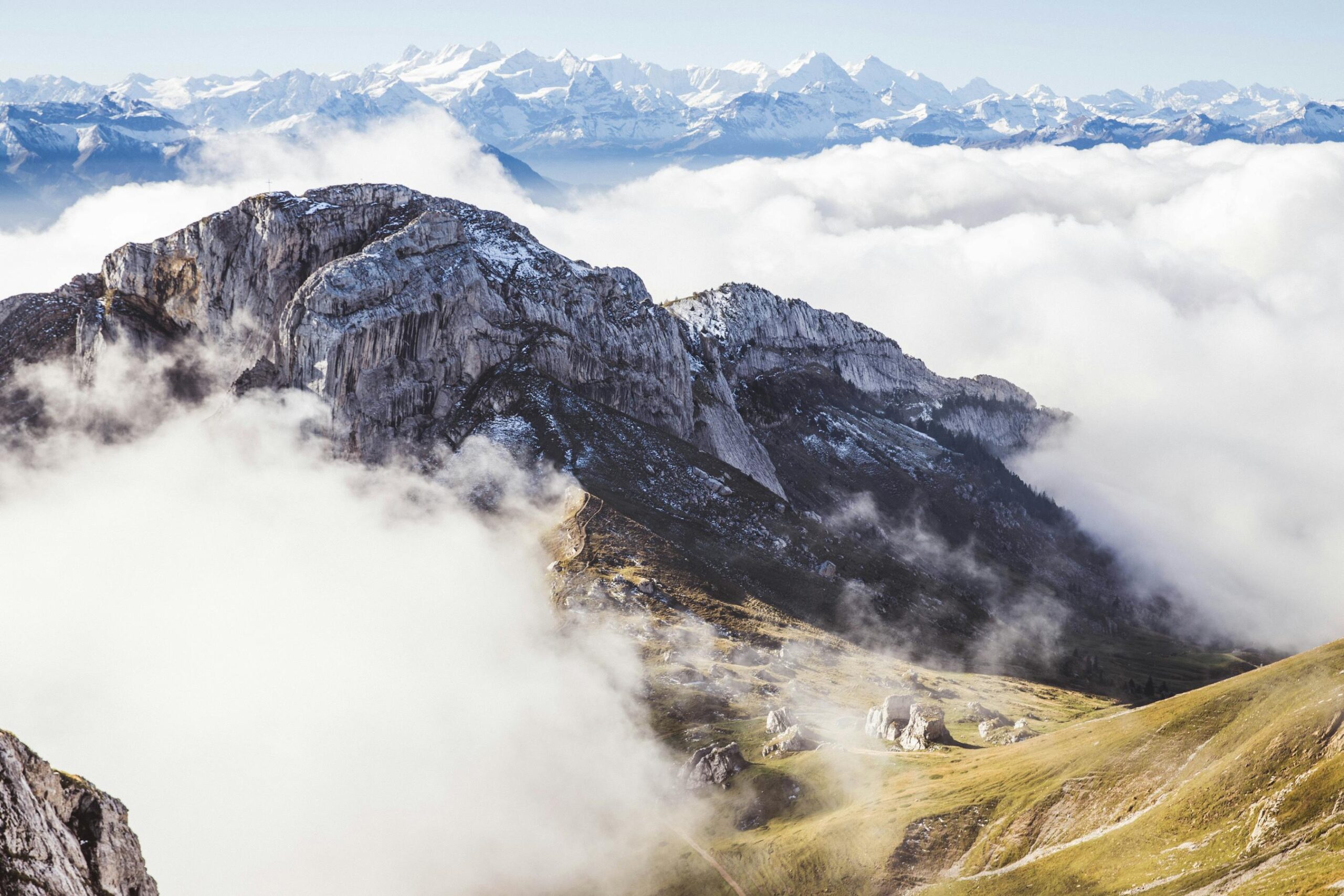Vista aerea de los Alpes suizos cubiertos de nubes en Alpnach