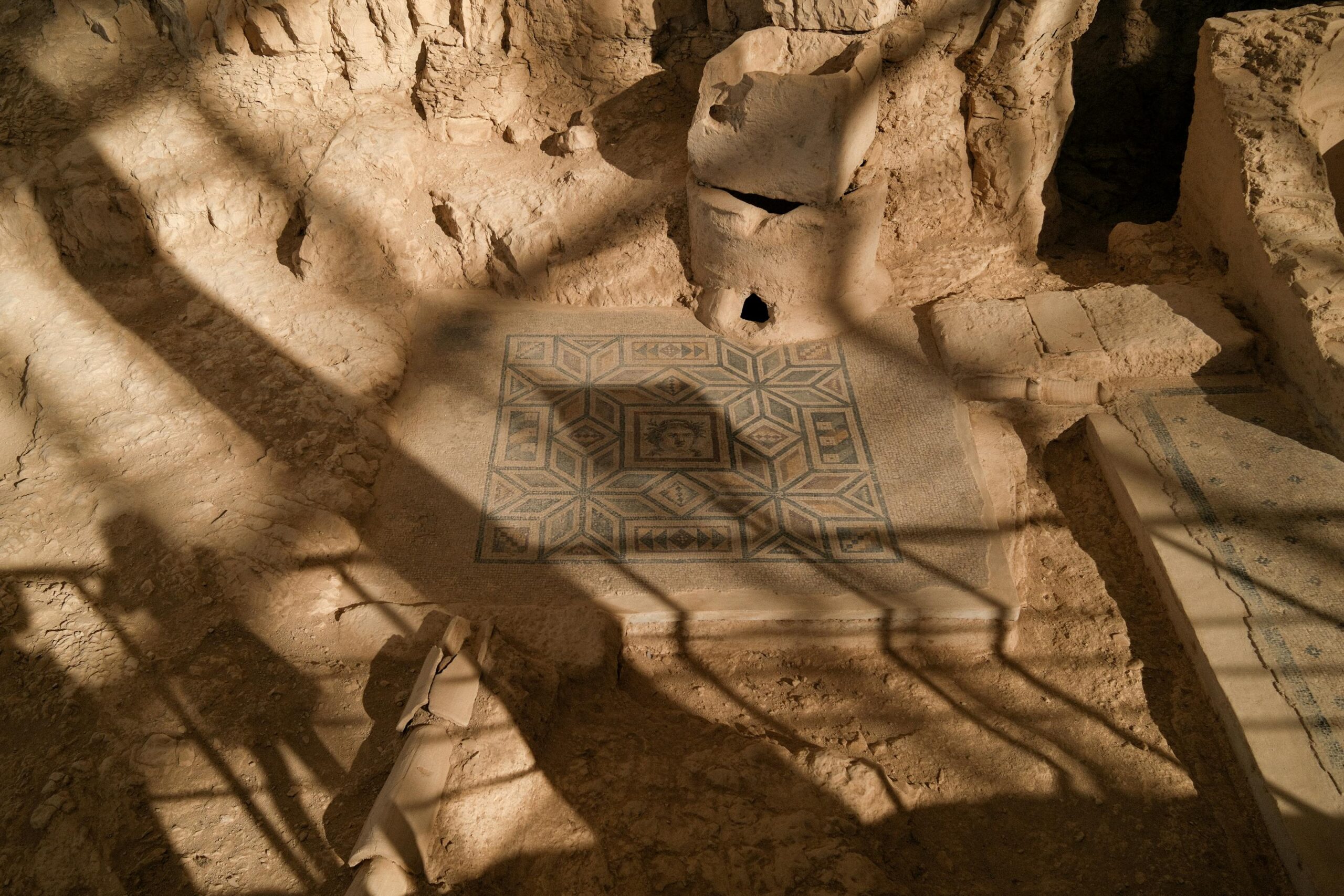 Mosaico romano detallado de excavación arqueológica