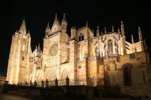 Catedral de León iluminada por la noche, arquitectura gótica