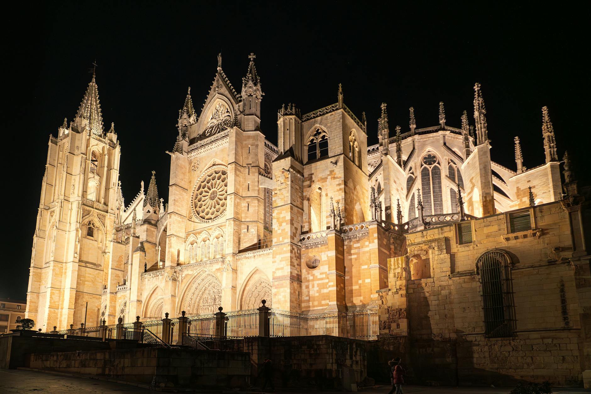 Catedral de León iluminada por la noche, arquitectura gótica