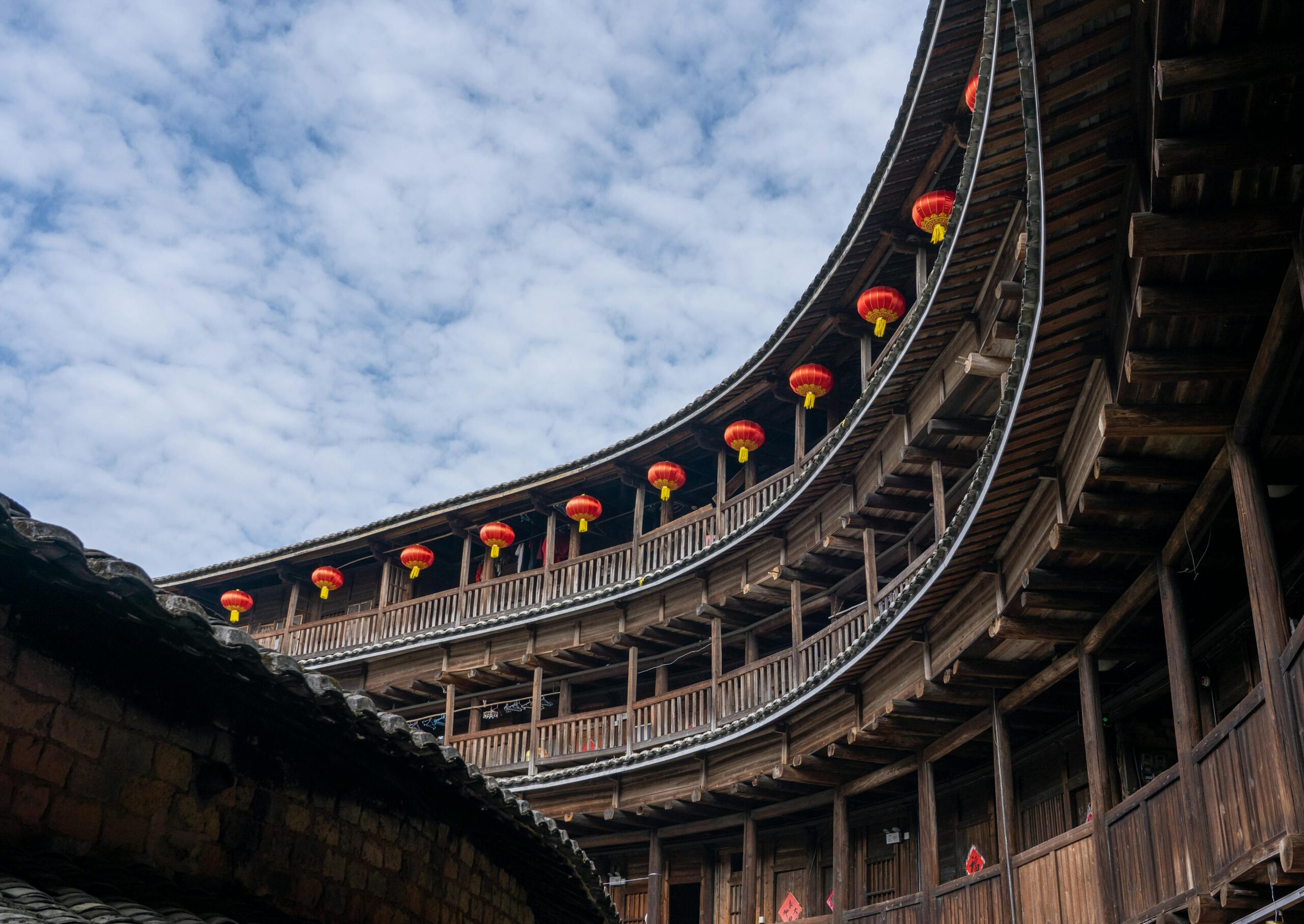 Tulou tradicional de Fujian China con farolillos rojos