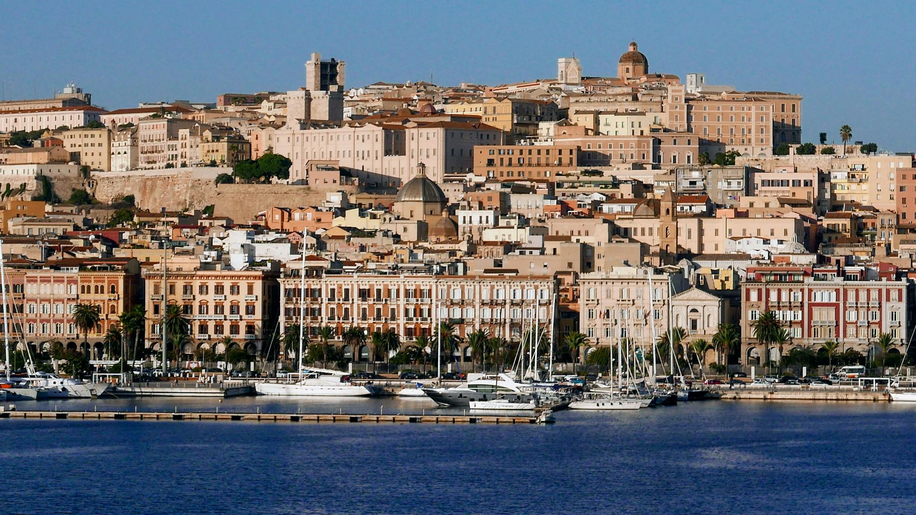 Cerdeña (Sardegna) en 2026: guía honesta de la isla más virgen del Mediterráneo 3 Paseo marítimo y arquitectura colorida de Cagliari, capital de Cerdeña