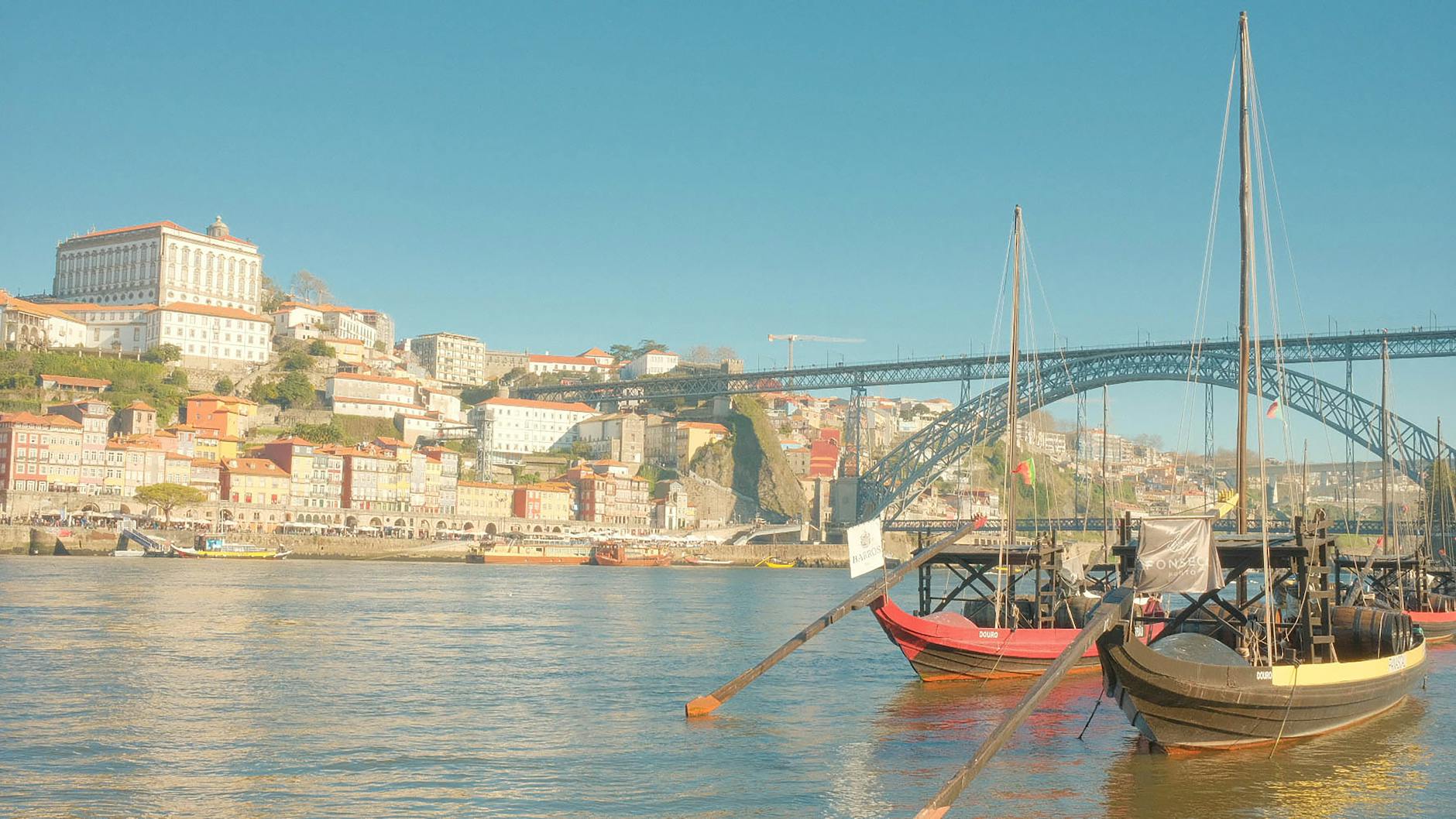 Vista del rio Duero con edificios de colores y barcos tipicos rabelos en Oporto