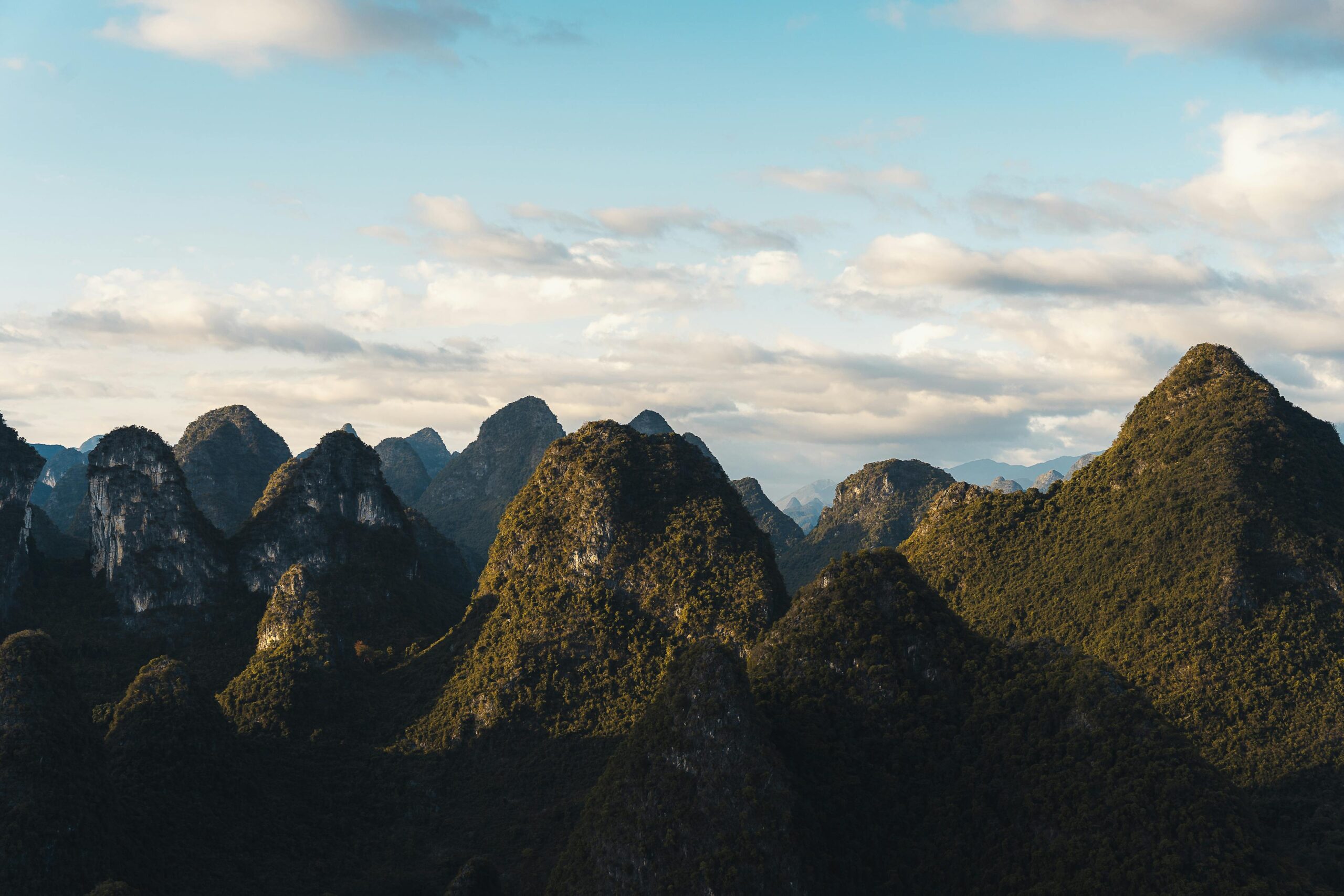 Paisaje karstico al atardecer en Guilin Guangxi China