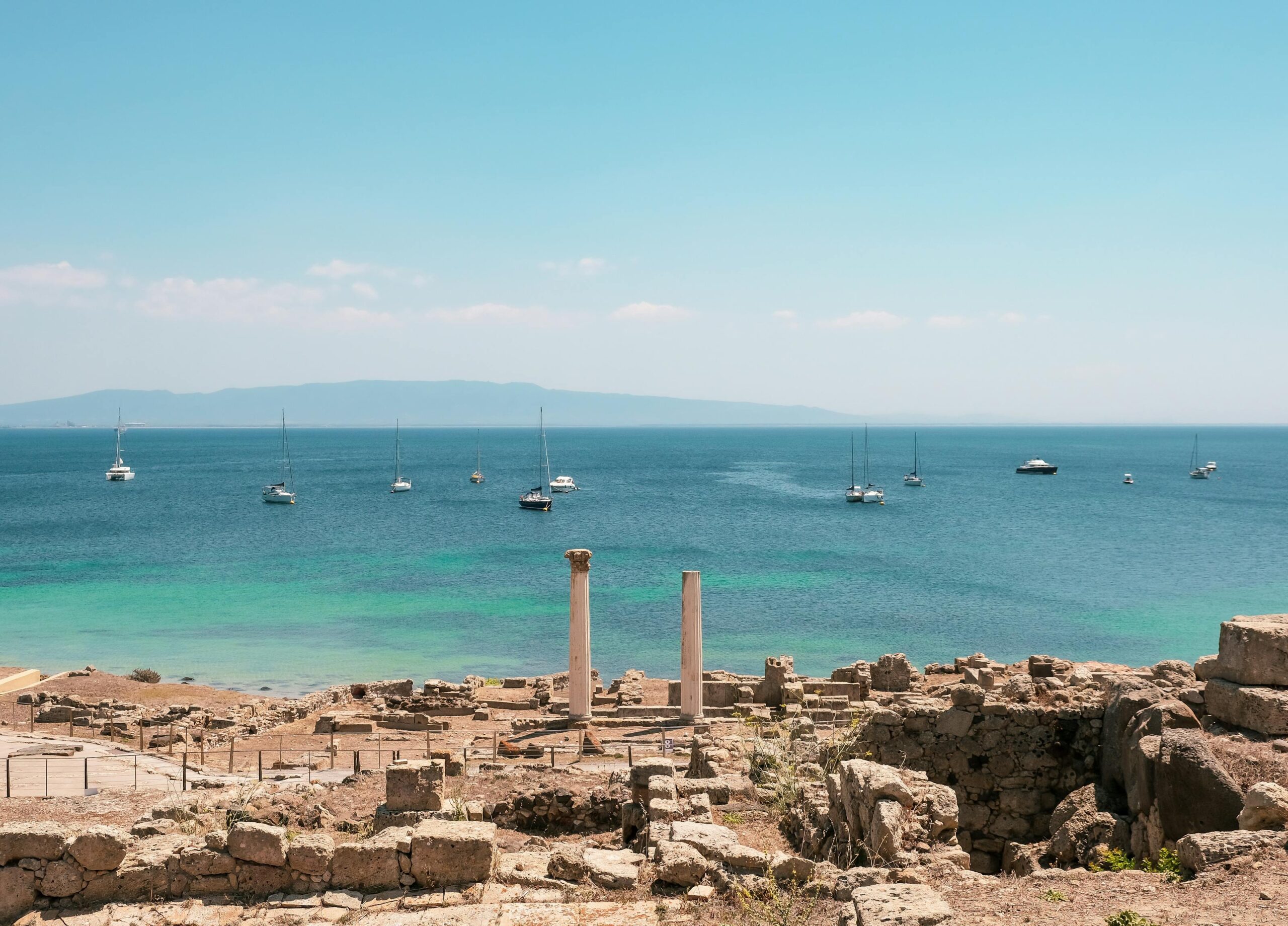 Ruinas romanas de Nora en Cerdeña junto al mar Mediterráneo en verano