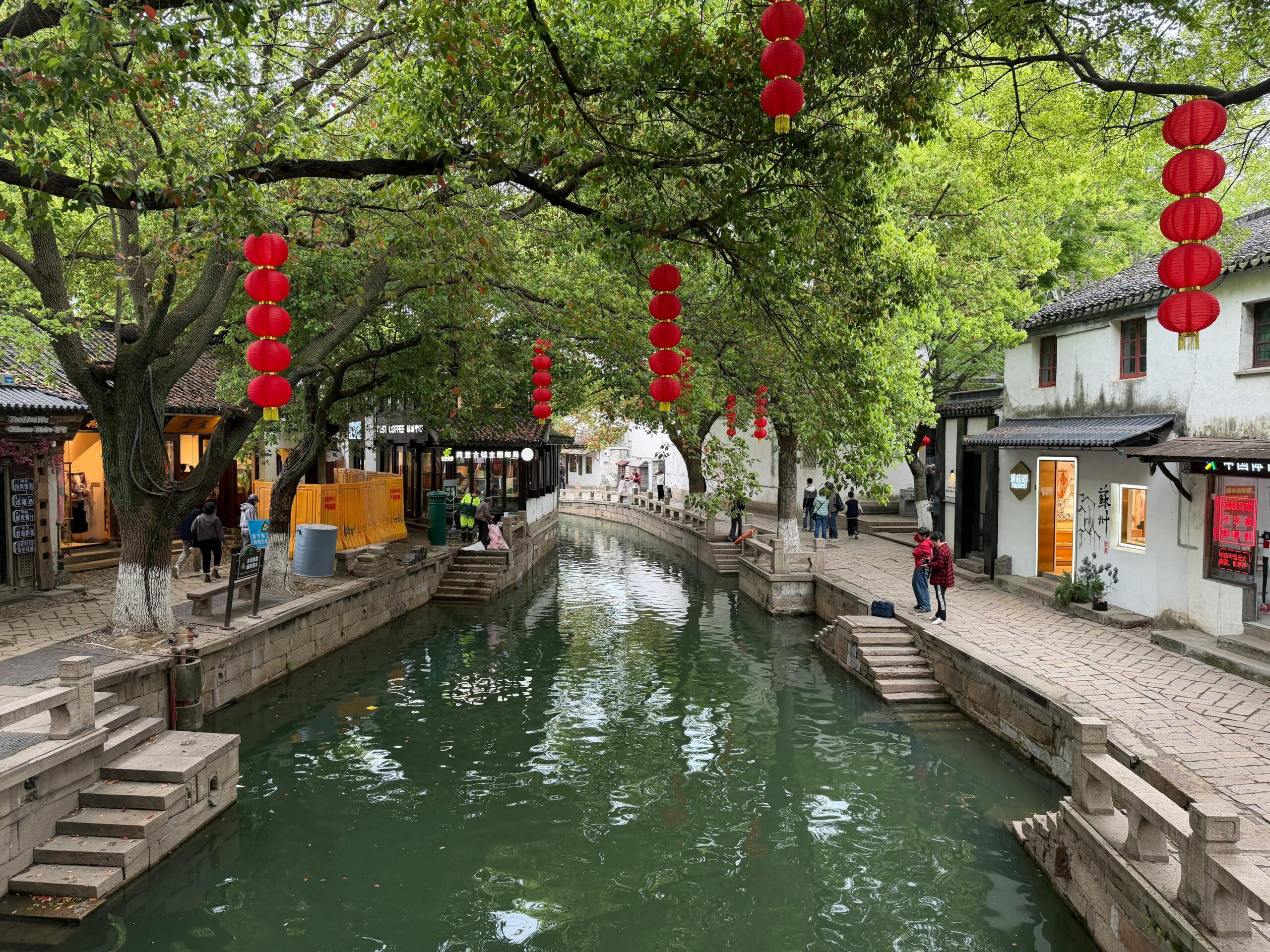 Canal de Tongli con farolillos rojos y casas tradicionales chinas
