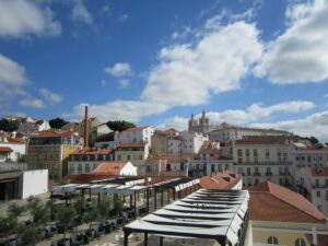 Vista panoramica de Lisboa con sus tejados historicos bajo un cielo azul vibrante