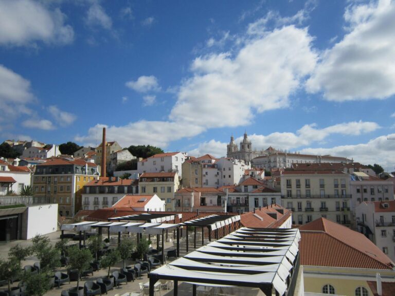 Vista panoramica de Lisboa con sus tejados historicos bajo un cielo azul vibrante