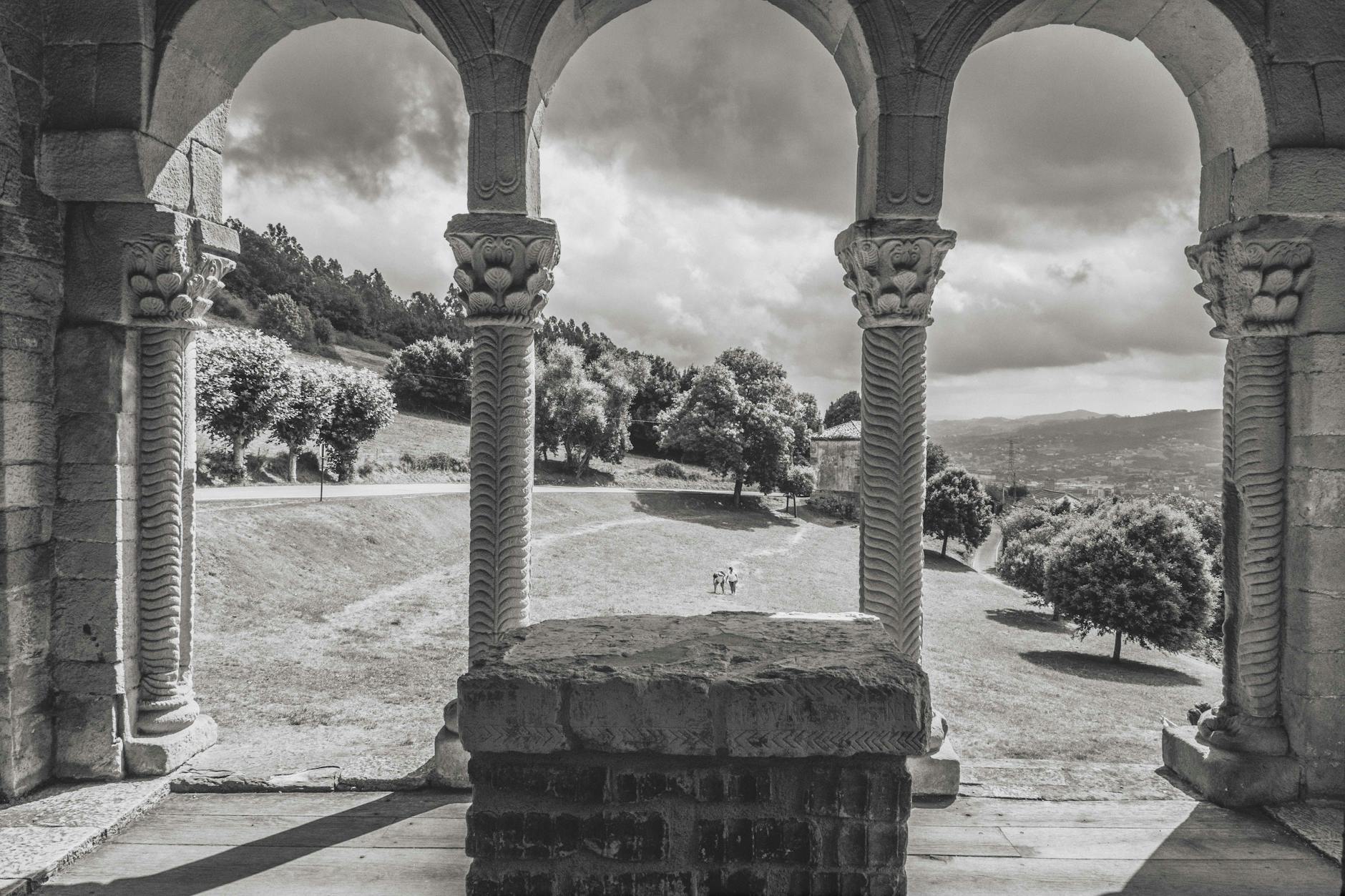 Arcos de piedra medievales en el casco historico de Oviedo, Asturias