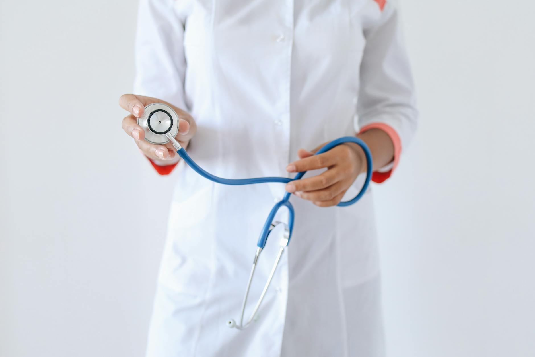 Medico profesional con estetoscopio simbolizando la asistencia sanitaria en el extranjero